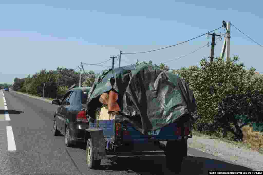 Locuitorii continuă să plece. Pe drumurile de ieșire din oraș sunt multe mașini cu remorci încărcate cu bunuri.