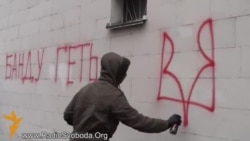 Активісти «Козацьких забав» розмалювали в Києві «Епіцентр» і поштовхалися з міліцією