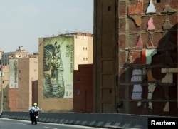 Банер рекламира златната статуя на Тутанкамон, част от колекцията на Големия египетски музей.