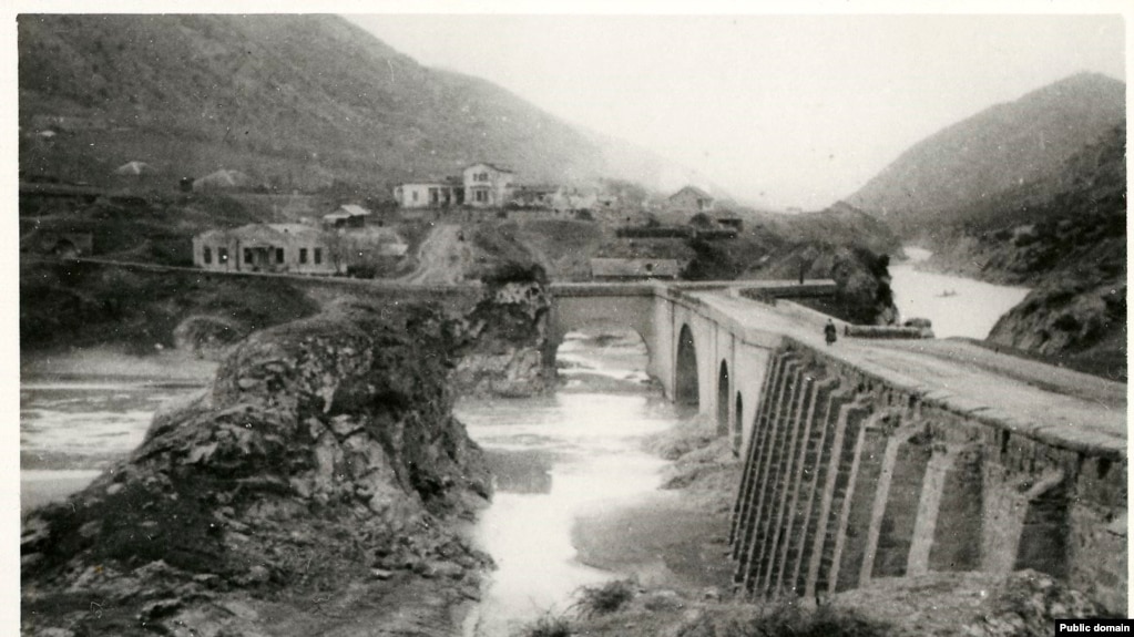 A photo of the span around the late 1800s after it was rebuilt with sturdy stone arches.