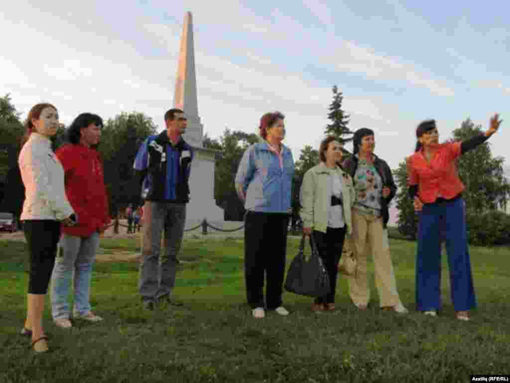 Луиза Шамсетдинова (у) кунакларны шәһәр белән таныштыра