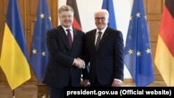 Президент України Петро Порошенко (ліворуч) і президент Німеччини Франк-Вальтер Штайнмайєр під час зустрічі в Берліні, 10 квітня 2018 року