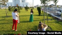 Фотография, сделанная модельным агентством на территории мечети "Минор". 3 июня 2015 года, Ташкент.