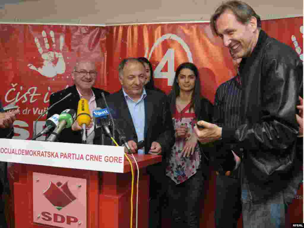  Vujica Lazovic i Ranko Krivokapić, slavlje u SDP-u Foto: Savo Prelević 