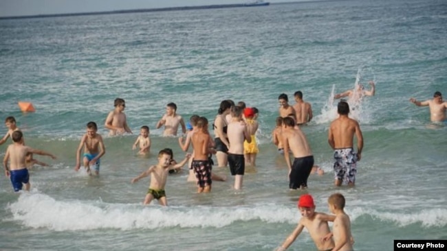 Câteva mii de copii din județul Iași merg la mare în fiecare an, unii pentru prima dată în viața lor, cu ajutorul preotului Damaschin