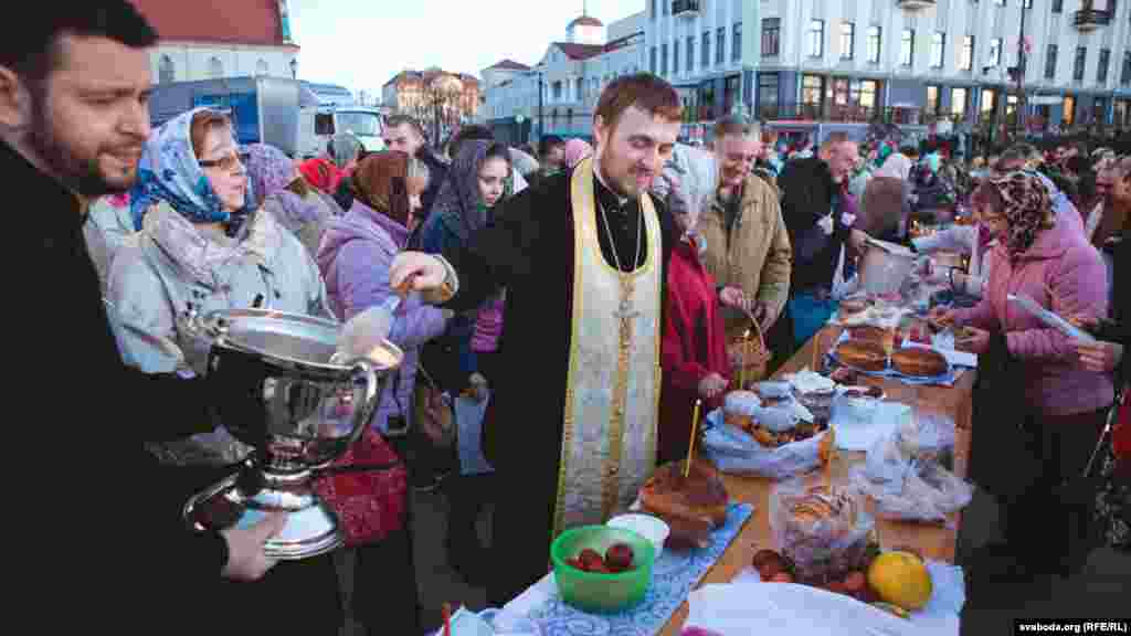 Belarus - Holy Saturday in Minsk churches, Consecration of Easter meals, 11Apr2015