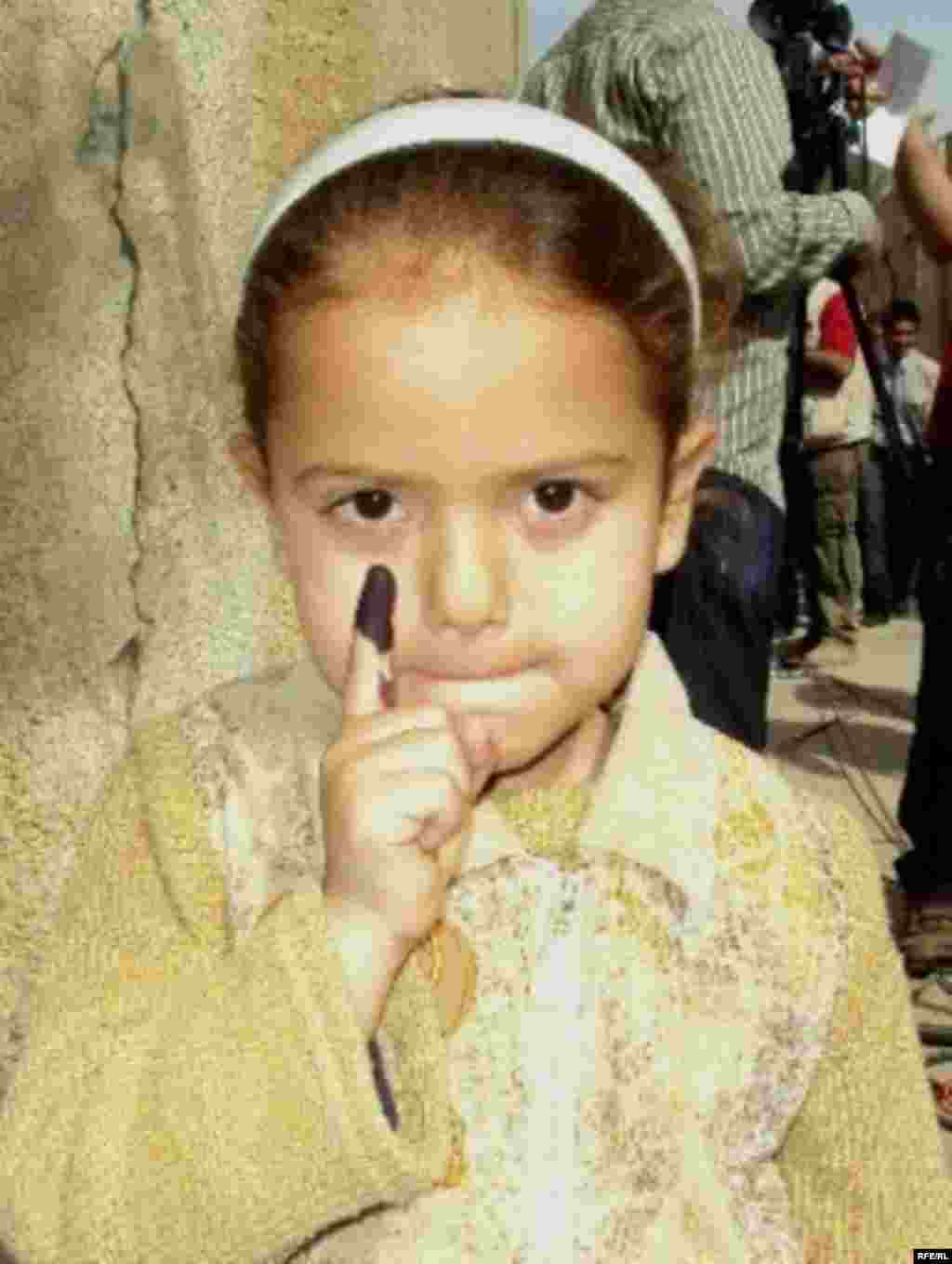 A young Iraqi girl in Baghdad after accompanying her family to their polling station. (Photo: Radio Free Iraq)