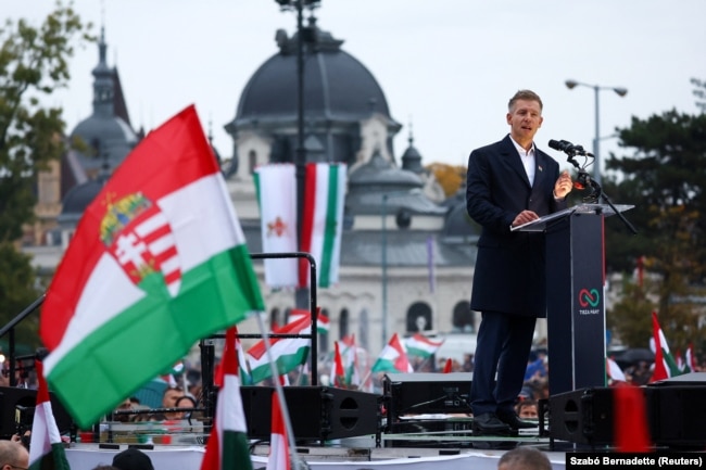 Петер Мадяр, лідер опозиційної партії «Тиса», виголошує промову з нагоди 69-ї річниці Угорського повстання 1956 року в Будапешті, Угорщина, 23 жовтня 2025 року