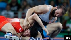 Russia's Abdulrashid Sadulaev (in red) at the 2016 Olympics (file photo)