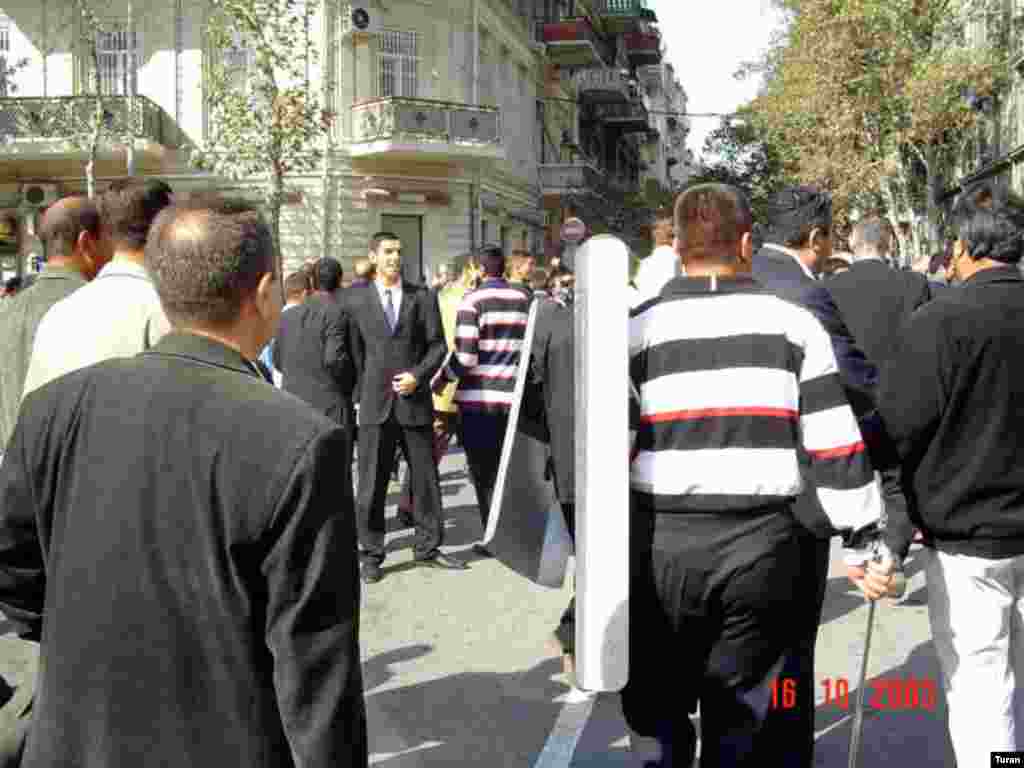 Prezident seçkisində qələbə çaldığını bəyan edən müxalifət 2003-cü il oktyabrın 15-də gecə küçələrə çıxdı. Oktyabrın 16-da isə etirazçıların qarşısı alınarkən, bir nəfər öldü, yüzlərlə adam xəsarət aldı, 600-dən çox şəxs həbs edildi