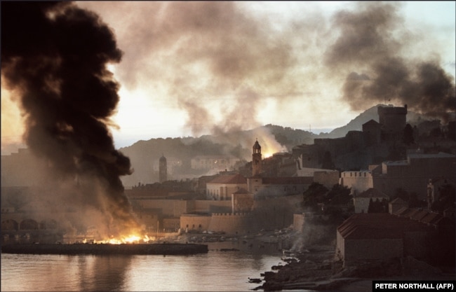 Tymi dhe zjarri në qytetin kroat të Dubrovnikut, pas bombardimit të JNA-së më 12 nëntor 1991. Qyteti i vjetër i Dubrovnikut është nën mbrojtjen e UNESCO-s që nga viti 1979.