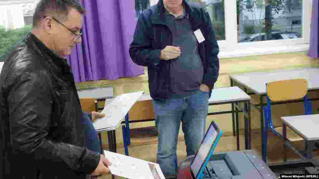 Biralište u Banjoj Luci, 4. oktobra 2026. Glasački listići se nakon glasanja evidentiraju putem optičkih skenera.