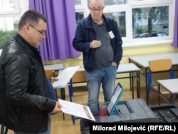 Skeniranje glasačkog listića na biralištu u Banjaluci, 4. oktobra 2026.