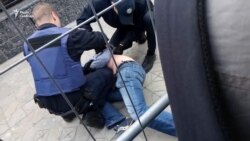 У Києві активісти намагалися знести паркан біля посольства Росії (відео)