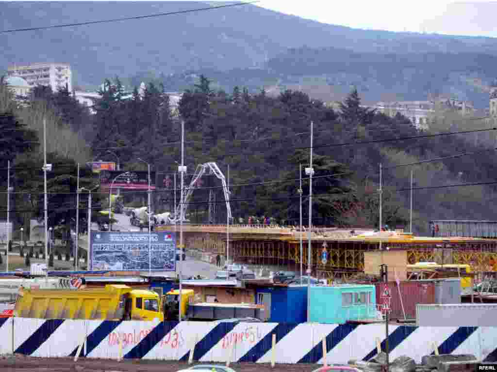 ესტაკადის მშენებლობა გმირთა მოედანზე