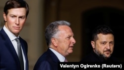 მარცხნიდან: აშშ-ის პრეზიდენტის სპეციალური წარგზავნილები ჯარედ კუშნერი და სტივენ უიტკოფი, უკრაინის პრეზიდენტი ვოლოდიმირ ზელენსკი. კიევი, 6 სექტემბერი, 2026. 