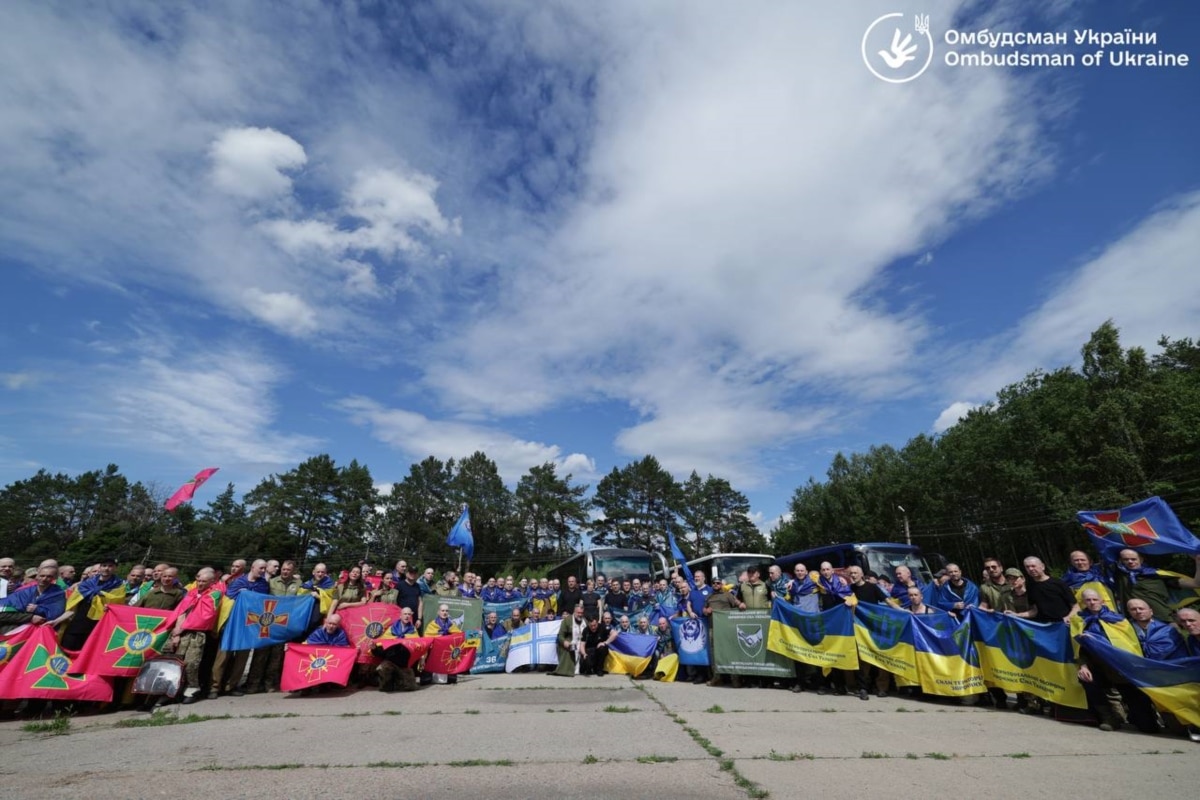 Попередній обмін полоненими між Україною і РФ відбувся 5 червня. Тоді <a href="https://www.radiosvoboda.org/a/news-obmin-polonenymy/33773384.html" target="_blank" class="wsw__a">Україна змогла повернути з російського полону 185 українських </a>військовослужбовців, а також одного цивільного українця, якого російські сили утримували з 2022 року