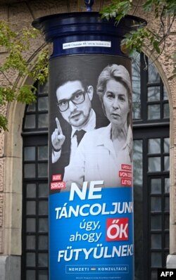 Un afiș din Budapesta care o arată pe președinta Comisiei Europene, Ursula von der Leyen, și pe Alexander Soros, fiul miliardarului maghiar-american George Soros.