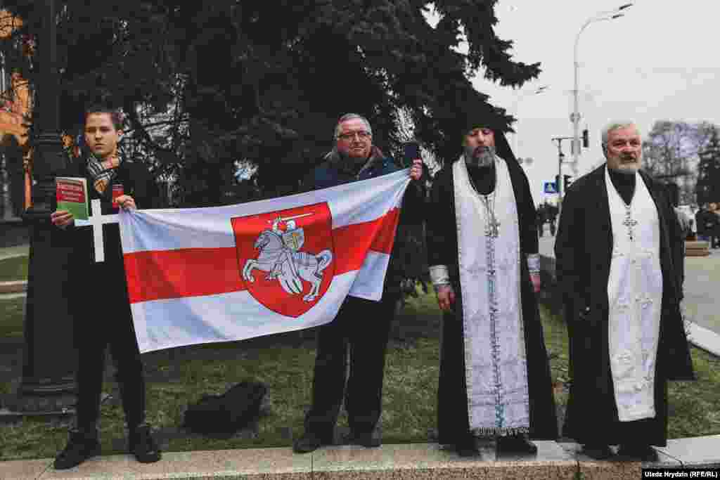 Сьвятары БПЦ Маскоўскага патрыярхату да людзей ля сабору не выходзілі. Таксама ня выйшлі каталіцкія сьвятары, калі два дзясяткі ўдзельнікаў акцыі маліліся ля каталіцкага Архікатэдральнага касьцёлу