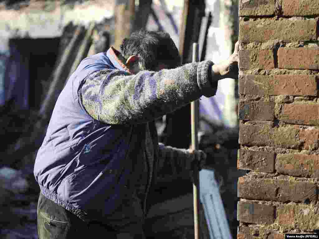 Požar u romskom naselju u Zvečanskoj ulici, privremeno je iseljeno 120 osoba, Beograd, 28.11.2011. 