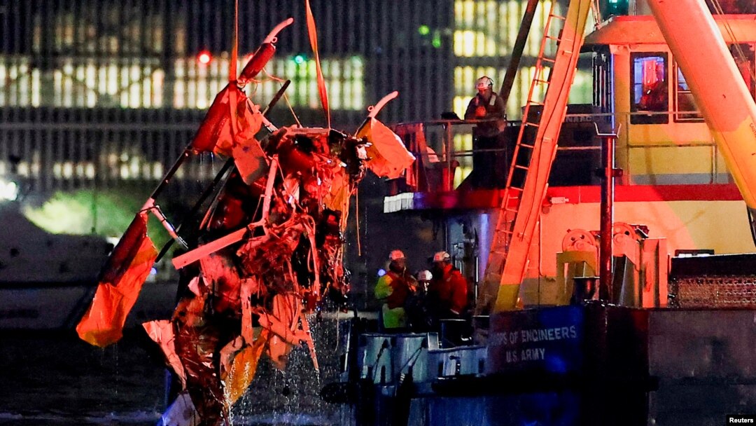Personalul de urgență scoate bucăți ale elicopterului căzut în râul Hudson, în apropiere de Lower Manhattan din New York, SUA, 10 aprilie 2025. 