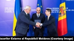 The foreign ministers of Moldova and Ukraine, along with the secretary-general of the Council of Europe, pose in Chisinau. (file photo)