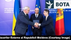 Ministri i Jashtëm i Moldavisë dhe ai i Ukrainës, së bashku me sekretarin e Përgjithshëm të Këshillit të Evropës. 