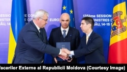 Secretarul General al CoE, Alain Berset, și ministrul moldovean de Externe, Mihai Popșoi, transmit omologului ucrainean, Andrii Sibiha, rezoluția de creare a Comitetului de Management al Tribunalului special pentru crima de agresiune împotriva Ucrainei, Chișinău, 15 mai 2026