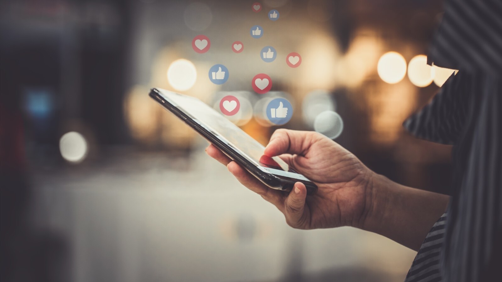 Aplicația TikTok a luat avânt în România. Potrivit rețelei de socializare, numărul de utilizatori a ajuns în 2024 la circa 9 milioane. Populația României este 19 de milioane de oameni, iar pe listele electorale sunt înscrise 18 milioane de votanți (numărul cuprinde și diaspora).