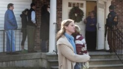 У школы в Коннектикуте, где произошло нападение