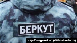 За даними ОГП, у січні 2014 року в Черкасах обвинувачений наказав підлеглим затримати мирних мітингувальників і перешкоджав законній діяльності журналістів