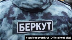 За даними журналістів, наприкінці 2013 року Астахов намагався придушити протести на київському Майдані у складі «Беркуту»