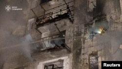 სუმის ოლქის საგანგებო სიტუაციების სამსახურმა 8 დეკემბერს გაავრცელა რუსული დრონით დარტყმის შედეგად ოხტირკაში განადგურებული ბინების ფოტო