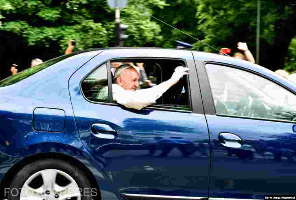 Papa a plecat de la aeroport în direcția Palatului Cotroceni, într-o mașină Dacia Logan albastră.