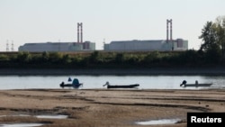 Centrala nucleară de la Paks, cu albia parțial secată a Dunării, la Dunaszentbenedek, Ungaria, 31 iulie 2026.