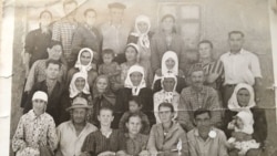 Середина 40-х годов XX века. Жители Мечети через несколько лет после насильственного переселения в Жанажол. Во втором ряду снизу второй справа — Нигматолла Гайнолла-улы, по правую руку от него — Гайша Bалиолла-кызы, дед и бабушка автора статьи Мерхата Шарипжанова.