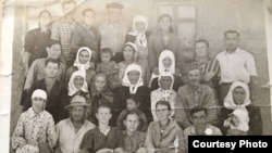 Середина 40-х годов XX века. Жители Мечети через несколько лет после насильственного переселения в Жанажол. Во втором ряду снизу второй справа — Нигматолла Гайнолла-улы, по правую руку от него — Гайша Bалиолла-кызы, дед и бабушка автора статьи Мерхата Шарипжанова.