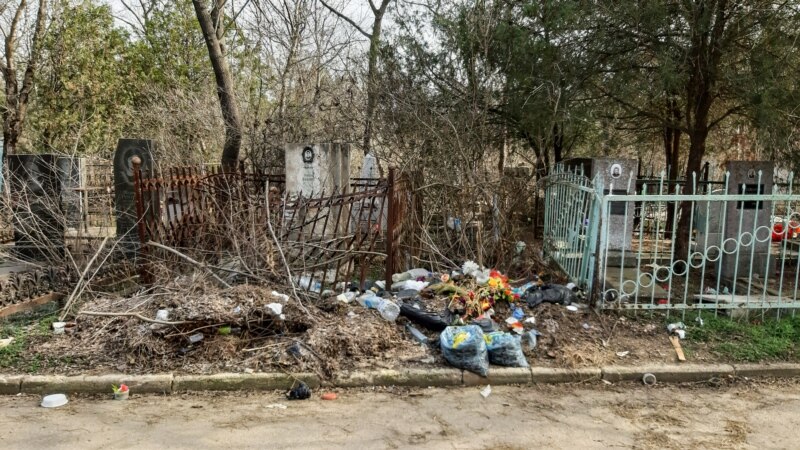 В Керчи городское кладбище утопает в мусоре (+фото)