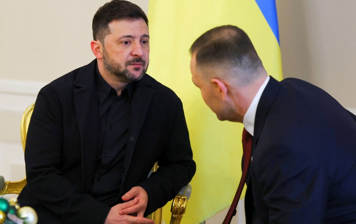 President Volodymyr Zelensky of Ukraine and President Karol Nawrocki of Poland (right) during a meeting in Warsaw, 19 December 2025