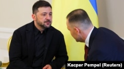 Президент України Володимир Зеленський і президент Польщі Кароль Навроцький (праворуч) під час зустрічі у Варшаві, 19 грудня 2025 року