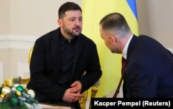 Президент України Володимир Зеленський і президент Польщі Кароль Навроцький (праворуч) під час зустрічі у Варшаві, 19 грудня 2025 року