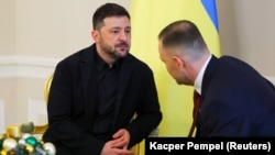 Президент України Володимир Зеленський і президент Польщі Кароль Навроцький (праворуч) під час зустрічі у Варшаві (архівна світлина)
