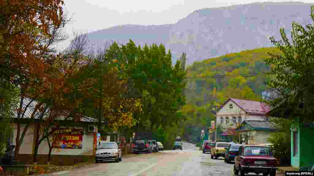 Село Соколине (до 1945 року Коккозах, у перекладі з кримськотатарської &ndash; блакитне, небесне око) Бахчисарайського району 