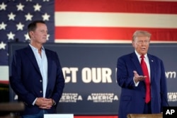 Richard Grenell (stânga), alături de Donald Trump, în timpul campaniei electorale pentru președinția SUA, septembrie 2024, Smithton, Pennsylvania.