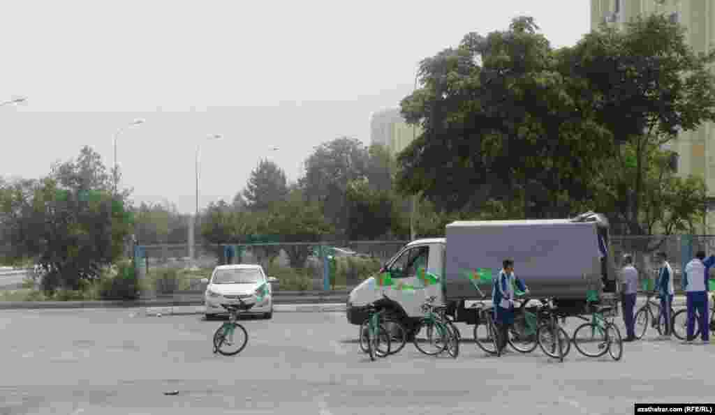 Welosipedler awtoulaga ýüklenýär