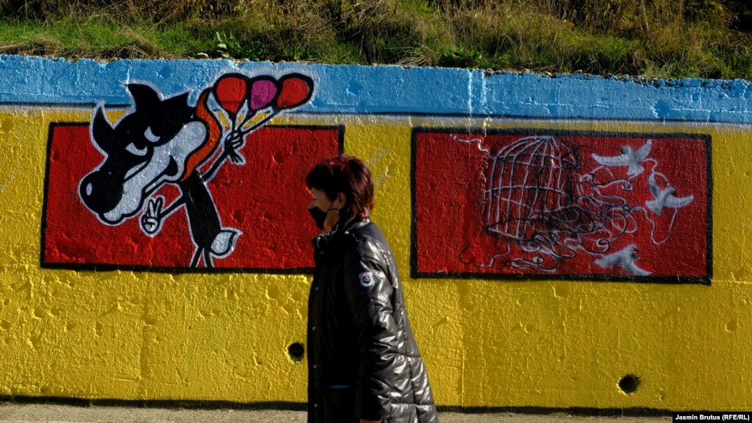Mural koji su kreirali učenici osnovnih i srednjih škola iz Sarajeva i Istočnog Sarajeva, inspirisani američkim projektom ArtsConnect, u Sarajevu, 22. oktobra 2020.