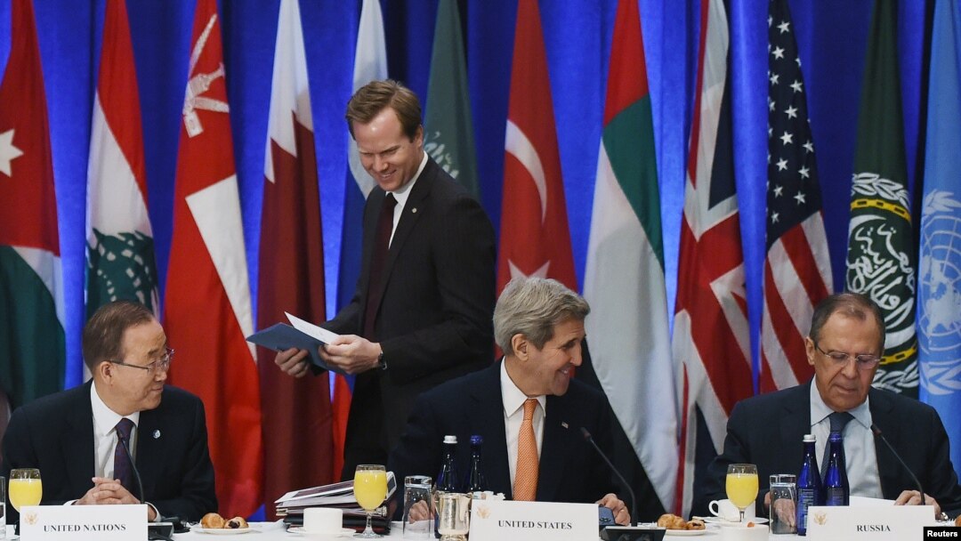 U.S. Secretary of State John Kerry (center) talks to Russian Foreign Minister Sergei Lavrov (right) ahead of their meeting on Syria at United Nations headquarters in New York as UN Secretary-General Ban ki-Moon (left) looks on. 