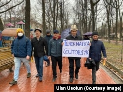 Участники мирного марша «За законность!». С плакатом идет отец активиста Тилекмата Кудайберген уулу – Кудайберген Куренов. Бишкек, 21 марта 2021 г.