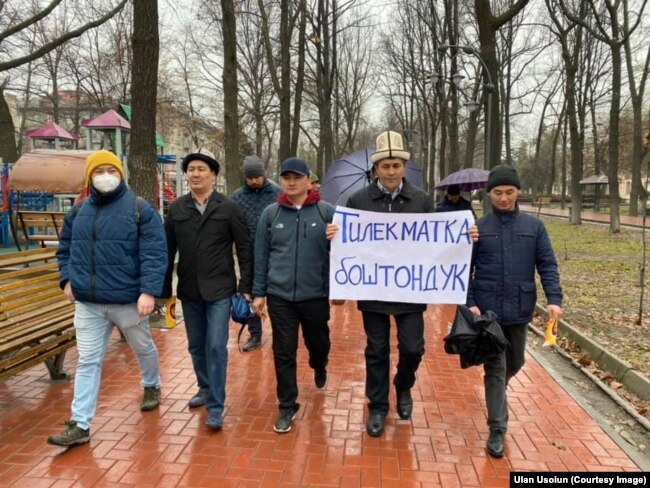 Участники мирного марша «За законность!». С плакатом идет отец активиста Тилекмата Кудайберген уулу – Кудайберген Куренов. Бишкек, 21 марта 2021 г.