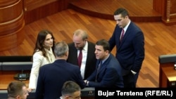 Deputetë të Partisë Demokratike të Kosovës.